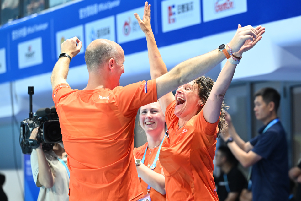 zGS, 新华社记者, src